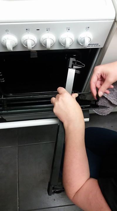 Kätevä emäntä korjaa uuninluukun heti aamutuimaan ja vielä maanantaina