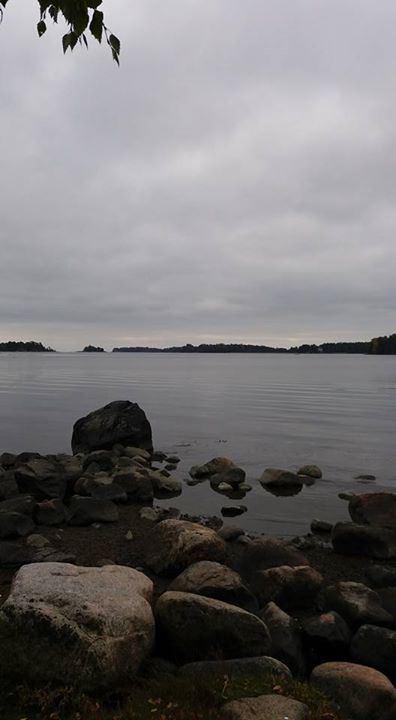 Syysretkellä Uutelassa. Mukana ihan parhaat eväät, mm. kolmioleivät sipseillä.