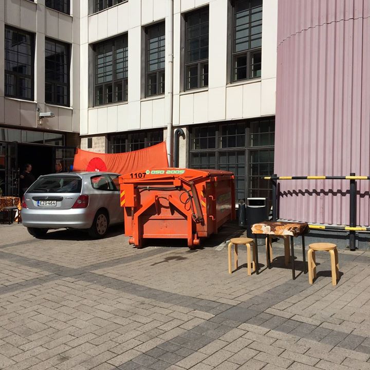 Autot ja roskalava ei meidän ravintolapäivää häiritse. Tervetuloa syömään linssi…